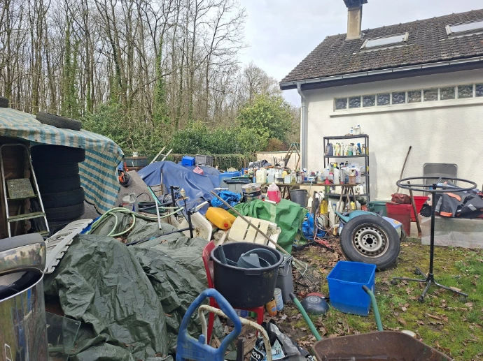 Débarras de jardin en Île-de-France pour tous types d’objets et de situations : nous réalisons le débarras complet ou partiel de jardin, cour, terrain et extérieur avec enlèvement de déchets verts et encombrants (branches, feuilles, déchets végétaux, bois, souches, haies, gravats, terre), mobilier extérieur (salon de jardin, tables, chaises, parasols, transats), équipements (abri de jardin, cabane, serre, clôture, grillage), matériel (tondeuse, outils de jardinage, brouettes, matériel divers), ainsi que tous types d’objets et encombrants (cartons, ferraille, plastique, déchets divers), nous intervenons pour vider jardin, terrasse, cour, terrain, dépendance extérieure, dans toutes les situations : débarras suite à une succession, débarras après décès, débarras héritage, débarras après déménagement, débarras avant ou après vente immobilière, nettoyage terrain, désencombrement extérieur, débarras jardin envahi, débarras logement insalubre, débarras syndrome de Diogène, débarras urgent, vide jardin rapide, avec intervention dans toutes les villes d’Île-de-France : Paris (75) avec tous les arrondissements du 1er au 20e, Yvelines (78) Versailles, Saint-Germain-en-Laye, Mantes-la-Jolie, Poissy, Conflans-Sainte-Honorine, Sartrouville, Houilles, Chatou, Rambouillet, Trappes, Montigny-le-Bretonneux, Élancourt, Guyancourt, Maurepas, Plaisir, Les Mureaux, Achères, Andrésy, Verneuil-sur-Seine, Vélizy-Villacoublay, Montesson, Croissy-sur-Seine, Le Vésinet, Marly-le-Roi, Saint-Cyr-l’École, Bois-d’Arcy, Fontenay-le-Fleury, Les Clayes-sous-Bois, Essonne (91) Évry, Corbeil-Essonnes, Massy, Palaiseau, Savigny-sur-Orge, Sainte-Geneviève-des-Bois, Athis-Mons, Viry-Châtillon, Draveil, Brunoy, Yerres, Montgeron, Étampes, Arpajon, Dourdan, Longjumeau, Ris-Orangis, Les Ulis, Gif-sur-Yvette, Orsay, Hauts-de-Seine (92) Boulogne-Billancourt, Nanterre, Courbevoie, Colombes, Asnières-sur-Seine, Rueil-Malmaison, Levallois-Perret, Issy-les-Moulineaux, Neuilly-sur-Seine, Clamart, Meudon, Suresnes, Puteaux, Châtillon, Montrouge, Malakoff, Bagneux, Gennevilliers, Villeneuve-la-Garenne, Seine-Saint-Denis (93) Saint-Denis, Montreuil, Aubervilliers, Aulnay-sous-Bois, Drancy, Noisy-le-Grand, Pantin, Bondy, Le Blanc-Mesnil, Bobigny, Rosny-sous-Bois, Sevran, Livry-Gargan, Épinay-sur-Seine, Pierrefitte-sur-Seine, Villetaneuse, Val-de-Marne (94) Créteil, Vitry-sur-Seine, Ivry-sur-Seine, Champigny-sur-Marne, Saint-Maur-des-Fossés, Maisons-Alfort, Fontenay-sous-Bois, Vincennes, Nogent-sur-Marne, Alfortville, Choisy-le-Roi, Le Perreux-sur-Marne, Thiais, Orly, Fresnes, Villeneuve-Saint-Georges, Val-d’Oise (95) Cergy, Pontoise, Argenteuil, Sarcelles, Garges-lès-Gonesse, Franconville, Ermont, Taverny, Herblay, Bezons, Montmorency, Deuil-la-Barre, Soisy-sous-Montmorency, Eaubonne, Domont, Saint-Gratien, Seine-et-Marne (77) Meaux, Chelles, Melun, Pontault-Combault, Savigny-le-Temple, Villeparisis, Champs-sur-Marne, Torcy, Ozoir-la-Ferrière, Combs-la-Ville, Dammarie-les-Lys, Lagny-sur-Marne, Fontainebleau, Nemours, Montereau-Fault-Yonne, pour tous vos besoins de débarras jardin, nettoyage extérieur et enlèvement déchets verts en Île-de-France avec devis gratuit. Débarras possible GRATUIT.