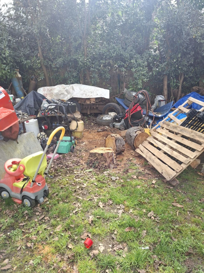 Nous réalisons le débarras de jardin en Île-de-France pour tous types de besoins : enlèvement de déchets verts, mobilier extérieur, objets, encombrants et déchets, ainsi que le nettoyage complet de terrain, cour ou jardin, notamment dans le cadre d’une succession, d’un déménagement, d’une vente immobilière ou d’un terrain envahi, dans toutes les villes des départements 75, 77, 78, 91, 92, 93, 94 et 95. Devis gratuit et débarras possible GRATUIT.