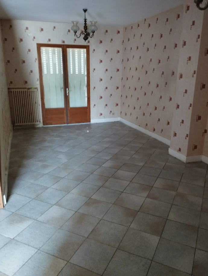 Besoin d’un débarras en Essonne (91) ? Nous intervenons rapidement pour vider maison, appartement, cave ou local professionnel à Évry, Corbeil-Essonnes, Massy, Savigny-sur-Orge, Palaiseau, Athis-Mons, Viry-Châtillon, Draveil, Sainte-Geneviève-des-Bois et dans toutes les villes du département. Nous réalisons des prestations de vide maison et vide appartement suite à une succession, un déménagement, une vente immobilière, un logement insalubre ou un besoin de désencombrement. Débarras gratuit possible selon les biens récupérables. Nous prenons en charge l’enlèvement des meubles, encombrants, électroménager, cartons et déchets. Intervention rapide, entreprise sérieuse et devis gratuit.