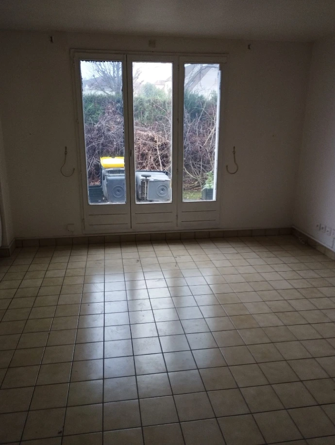 Débarras de maison en Île-de-France pour tous types d’objets et de situations : nous réalisons le débarras complet ou partiel de maison avec enlèvement de meubles volumineux et encombrants (canapé, canapé d’angle, lit, sommier, matelas, armoire, armoire normande, dressing, penderie, commode, buffet, vaisselier, bibliothèque, meuble TV, bureau, table, table basse, chaises, fauteuils, enfilade, bahut, mobilier ancien, mobilier massif, meubles lourds), électroménager (frigo, réfrigérateur, congélateur, machine à laver, lave-linge, sèche-linge, lave-vaisselle, four, micro-ondes, plaques de cuisson, hotte) ainsi que tous types d’objets et encombrants (vaisselle, bibelots, livres, vêtements, cartons, archives, papiers, objets divers, déchets), nous intervenons pour vider maison complète, cave, garage, grenier, jardin, dépendance, abri de jardin, box, atelier, remise, dans toutes les situations : débarras succession, débarras après décès, débarras héritage, départ en maison de retraite, débarras avant ou après vente immobilière, débarras avant ou après déménagement, désencombrement, logement insalubre, syndrome de Diogène, débarras urgent, vide maison rapide, avec intervention dans toutes les villes d’Île-de-France : Paris (75) avec tous les arrondissements du 1er au 20e, Yvelines (78) Versailles, Saint-Germain-en-Laye, Mantes-la-Jolie, Poissy, Conflans-Sainte-Honorine, Sartrouville, Houilles, Chatou, Rambouillet, Trappes, Montigny-le-Bretonneux, Élancourt, Guyancourt, Maurepas, Plaisir, Les Mureaux, Achères, Andrésy, Verneuil-sur-Seine, Vélizy-Villacoublay, Montesson, Croissy-sur-Seine, Le Vésinet, Marly-le-Roi, Saint-Cyr-l’École, Bois-d’Arcy, Fontenay-le-Fleury, Les Clayes-sous-Bois, Essonne (91) Évry, Corbeil-Essonnes, Massy, Palaiseau, Savigny-sur-Orge, Sainte-Geneviève-des-Bois, Athis-Mons, Viry-Châtillon, Draveil, Brunoy, Yerres, Montgeron, Étampes, Arpajon, Dourdan, Longjumeau, Ris-Orangis, Les Ulis, Gif-sur-Yvette, Orsay, Hauts-de-Seine (92) Boulogne-Billancourt, Nanterre, Courbevoie, Colombes, Asnières-sur-Seine, Rueil-Malmaison, Levallois-Perret, Issy-les-Moulineaux, Neuilly-sur-Seine, Clamart, Meudon, Suresnes, Puteaux, Châtillon, Montrouge, Malakoff, Bagneux, Gennevilliers, Villeneuve-la-Garenne, Seine-Saint-Denis (93) Saint-Denis, Montreuil, Aubervilliers, Aulnay-sous-Bois, Drancy, Noisy-le-Grand, Pantin, Bondy, Le Blanc-Mesnil, Bobigny, Rosny-sous-Bois, Sevran, Livry-Gargan, Épinay-sur-Seine, Pierrefitte-sur-Seine, Villetaneuse, Val-de-Marne (94) Créteil, Vitry-sur-Seine, Ivry-sur-Seine, Champigny-sur-Marne, Saint-Maur-des-Fossés, Maisons-Alfort, Fontenay-sous-Bois, Vincennes, Nogent-sur-Marne, Alfortville, Choisy-le-Roi, Le Perreux-sur-Marne, Thiais, Orly, Fresnes, Villeneuve-Saint-Georges, Val-d’Oise (95) Cergy, Pontoise, Argenteuil, Sarcelles, Garges-lès-Gonesse, Franconville, Ermont, Taverny, Herblay, Bezons, Montmorency, Deuil-la-Barre, Soisy-sous-Montmorency, Eaubonne, Domont, Saint-Gratien, Seine-et-Marne (77) Meaux, Chelles, Melun, Pontault-Combault, Savigny-le-Temple, Villeparisis, Champs-sur-Marne, Torcy, Ozoir-la-Ferrière, Combs-la-Ville, Dammarie-les-Lys, Lagny-sur-Marne, Fontainebleau, Nemours, Montereau-Fault-Yonne, pour tous vos besoins de débarras maison, vide maison, enlèvement meubles et encombrants en Île-de-France avec devis gratuit. Débarras possible GRATUIT. 