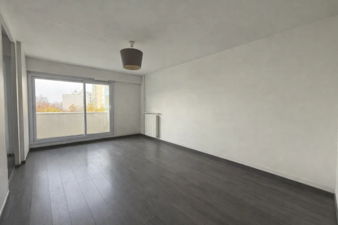Devis gratuit de débarras dans le Val-de-Marne (94). Service complet de débarras maison, débarras appartement, vide logement et enlèvement d’encombrants dans tout le département : Créteil, Vitry-sur-Seine, Saint-Maur-des-Fossés, Champigny-sur-Marne, Ivry-sur-Seine, Maisons-Alfort, Alfortville et alentours. Nous assurons le tri, le recyclage et la valorisation des objets, avec possibilité de débarras gratuit selon la récupération des biens.