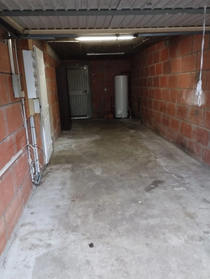 Débarras de garage et box en Île-de-France pour tous types d’objets et de situations : nous réalisons le débarras complet ou partiel de garage, box et parking avec enlèvement de meubles, encombrants et objets volumineux (étagères, armoires, meubles, vieux canapés, matelas), équipements et matériels (outils, bricolage, matériel de jardinage, pneus, pièces automobiles, vélos, scooters, motos), électroménager (frigo, congélateur, machine à laver, sèche-linge) ainsi que tous types d’objets et encombrants (cartons, archives, déchets, ferraille, bois, plastique, objets divers), nous intervenons pour vider garage, box, cave et espaces de stockage encombrés, dans toutes les situations : débarras suite à une succession, débarras après déménagement, débarras avant ou après vente, désencombrement de garage ou box, débarras logement insalubre, débarras syndrome de Diogène, débarras urgent, vide garage rapide, vide box rapide, avec intervention dans toutes les villes d’Île-de-France : Paris (75) avec tous les arrondissements du 1er au 20e, Yvelines (78) Versailles, Saint-Germain-en-Laye, Mantes-la-Jolie, Poissy, Conflans-Sainte-Honorine, Sartrouville, Houilles, Chatou, Rambouillet, Trappes, Montigny-le-Bretonneux, Élancourt, Guyancourt, Maurepas, Plaisir, Les Mureaux, Achères, Andrésy, Verneuil-sur-Seine, Vélizy-Villacoublay, Montesson, Croissy-sur-Seine, Le Vésinet, Marly-le-Roi, Saint-Cyr-l’École, Bois-d’Arcy, Fontenay-le-Fleury, Les Clayes-sous-Bois, Essonne (91) Évry, Corbeil-Essonnes, Massy, Palaiseau, Savigny-sur-Orge, Sainte-Geneviève-des-Bois, Athis-Mons, Viry-Châtillon, Draveil, Brunoy, Yerres, Montgeron, Étampes, Arpajon, Dourdan, Longjumeau, Ris-Orangis, Les Ulis, Gif-sur-Yvette, Orsay, Hauts-de-Seine (92) Boulogne-Billancourt, Nanterre, Courbevoie, Colombes, Asnières-sur-Seine, Rueil-Malmaison, Levallois-Perret, Issy-les-Moulineaux, Neuilly-sur-Seine, Clamart, Meudon, Suresnes, Puteaux, Châtillon, Montrouge, Malakoff, Bagneux, Gennevilliers, Villeneuve-la-Garenne, Seine-Saint-Denis (93) Saint-Denis, Montreuil, Aubervilliers, Aulnay-sous-Bois, Drancy, Noisy-le-Grand, Pantin, Bondy, Le Blanc-Mesnil, Bobigny, Rosny-sous-Bois, Sevran, Livry-Gargan, Épinay-sur-Seine, Pierrefitte-sur-Seine, Villetaneuse, Val-de-Marne (94) Créteil, Vitry-sur-Seine, Ivry-sur-Seine, Champigny-sur-Marne, Saint-Maur-des-Fossés, Maisons-Alfort, Fontenay-sous-Bois, Vincennes, Nogent-sur-Marne, Alfortville, Choisy-le-Roi, Le Perreux-sur-Marne, Thiais, Orly, Fresnes, Villeneuve-Saint-Georges, Val-d’Oise (95) Cergy, Pontoise, Argenteuil, Sarcelles, Garges-lès-Gonesse, Franconville, Ermont, Taverny, Herblay, Bezons, Montmorency, Deuil-la-Barre, Soisy-sous-Montmorency, Eaubonne, Domont, Saint-Gratien, Seine-et-Marne (77) Meaux, Chelles, Melun, Pontault-Combault, Savigny-le-Temple, Villeparisis, Champs-sur-Marne, Torcy, Ozoir-la-Ferrière, Combs-la-Ville, Dammarie-les-Lys, Lagny-sur-Marne, Fontainebleau, Nemours, Montereau-Fault-Yonne, pour tous vos besoins de débarras garage, débarras box, vide garage et vide box en Île-de-France avec devis gratuit. Débarras possible GRATUIT. Nous réalisons le débarras de garage et box en Île-de-France pour tous types de besoins : enlèvement de meubles, outils, matériel, électroménager, objets, encombrants et déchets, ainsi que le vidage complet de garage, box ou espace de stockage, notamment dans le cadre d’une succession, d’un déménagement, d’une vente ou d’un désencombrement, dans toutes les villes des départements 75, 77, 78, 91, 92, 93, 94 et 95. Devis gratuit et débarras possible GRATUIT.