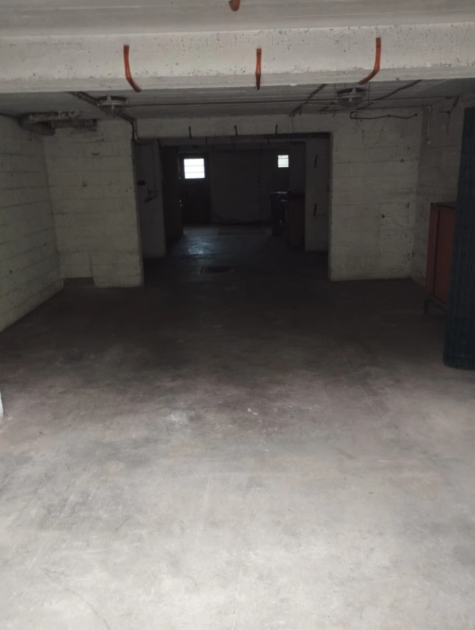 Débarras de cave en Île-de-France pour tous types d’objets et de situations : nous réalisons le débarras complet ou partiel de cave avec enlèvement de meubles et encombrants (étagères, armoires, vieux meubles, canapés, matelas), objets stockés (cartons, archives, livres, vêtements), matériel divers (outils, bricolage, matériel de jardinage), déchets et encombrants (ferraille, bois, plastique, gravats, objets divers), ainsi que l’évacuation de caves insalubres, humides ou encombrées, nous intervenons pour vider cave, sous-sol, box, local de stockage et dépendances, dans toutes les situations : débarras suite à une succession, débarras après décès, débarras héritage, débarras après déménagement, débarras avant ou après vente immobilière, désencombrement de cave, débarras logement insalubre, débarras syndrome de Diogène, débarras urgent, vide cave rapide, avec intervention dans toutes les villes d’Île-de-France : Paris (75) avec tous les arrondissements du 1er au 20e, Yvelines (78) Versailles, Saint-Germain-en-Laye, Mantes-la-Jolie, Poissy, Conflans-Sainte-Honorine, Sartrouville, Houilles, Chatou, Rambouillet, Trappes, Montigny-le-Bretonneux, Élancourt, Guyancourt, Maurepas, Plaisir, Les Mureaux, Achères, Andrésy, Verneuil-sur-Seine, Vélizy-Villacoublay, Montesson, Croissy-sur-Seine, Le Vésinet, Marly-le-Roi, Saint-Cyr-l’École, Bois-d’Arcy, Fontenay-le-Fleury, Les Clayes-sous-Bois, Essonne (91) Évry, Corbeil-Essonnes, Massy, Palaiseau, Savigny-sur-Orge, Sainte-Geneviève-des-Bois, Athis-Mons, Viry-Châtillon, Draveil, Brunoy, Yerres, Montgeron, Étampes, Arpajon, Dourdan, Longjumeau, Ris-Orangis, Les Ulis, Gif-sur-Yvette, Orsay, Hauts-de-Seine (92) Boulogne-Billancourt, Nanterre, Courbevoie, Colombes, Asnières-sur-Seine, Rueil-Malmaison, Levallois-Perret, Issy-les-Moulineaux, Neuilly-sur-Seine, Clamart, Meudon, Suresnes, Puteaux, Châtillon, Montrouge, Malakoff, Bagneux, Gennevilliers, Villeneuve-la-Garenne, Seine-Saint-Denis (93) Saint-Denis, Montreuil, Aubervilliers, Aulnay-sous-Bois, Drancy, Noisy-le-Grand, Pantin, Bondy, Le Blanc-Mesnil, Bobigny, Rosny-sous-Bois, Sevran, Livry-Gargan, Épinay-sur-Seine, Pierrefitte-sur-Seine, Villetaneuse, Val-de-Marne (94) Créteil, Vitry-sur-Seine, Ivry-sur-Seine, Champigny-sur-Marne, Saint-Maur-des-Fossés, Maisons-Alfort, Fontenay-sous-Bois, Vincennes, Nogent-sur-Marne, Alfortville, Choisy-le-Roi, Le Perreux-sur-Marne, Thiais, Orly, Fresnes, Villeneuve-Saint-Georges, Val-d’Oise (95) Cergy, Pontoise, Argenteuil, Sarcelles, Garges-lès-Gonesse, Franconville, Ermont, Taverny, Herblay, Bezons, Montmorency, Deuil-la-Barre, Soisy-sous-Montmorency, Eaubonne, Domont, Saint-Gratien, Seine-et-Marne (77) Meaux, Chelles, Melun, Pontault-Combault, Savigny-le-Temple, Villeparisis, Champs-sur-Marne, Torcy, Ozoir-la-Ferrière, Combs-la-Ville, Dammarie-les-Lys, Lagny-sur-Marne, Fontainebleau, Nemours, Montereau-Fault-Yonne, pour tous vos besoins de débarras cave, vide cave et enlèvement encombrants en Île-de-France avec devis gratuit. Débarras possible GRATUIT.