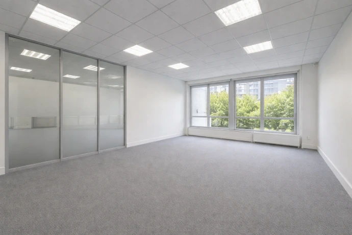 Débarras bureaux, commerces et locaux professionnels en Île-de-France : enlèvement mobilier, matériel, archives, objets et encombrants.