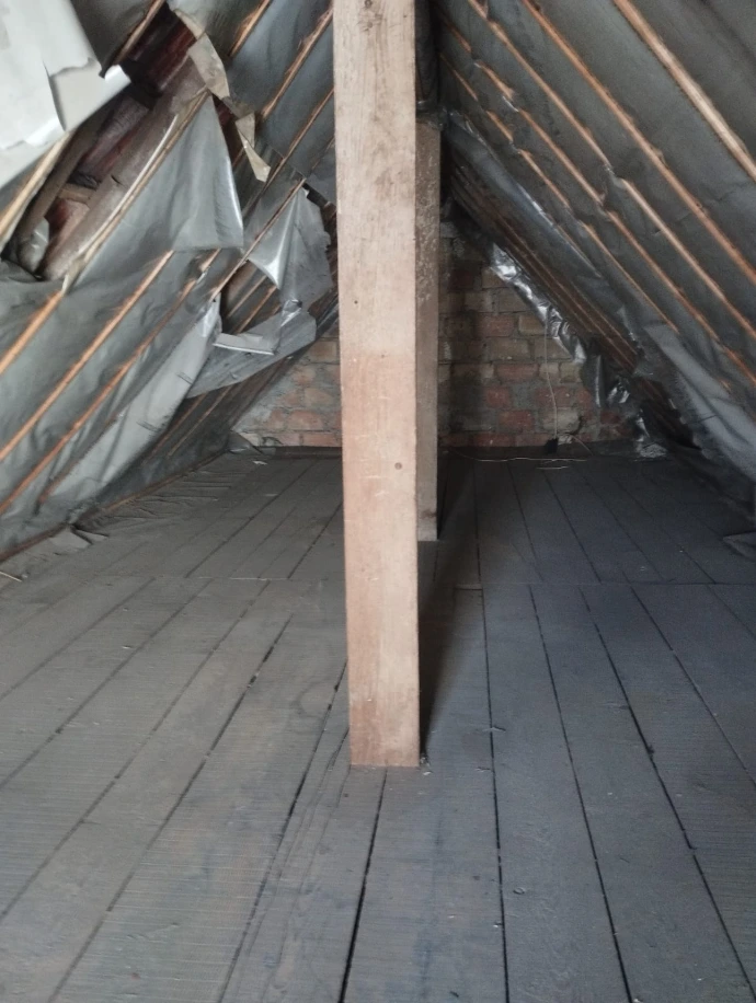 Besoin d’un débarras dans les Yvelines (78) ? Nous intervenons rapidement pour vider maison, appartement, cave ou local professionnel à Versailles, Saint-Germain-en-Laye, Poissy, Mantes-la-Jolie, Sartrouville, Conflans-Sainte-Honorine, Plaisir, Rambouillet, Trappes, Montigny-le-Bretonneux et dans toutes les villes du département. Nous réalisons des prestations de vide maison et vide appartement suite à une succession, un déménagement, une vente immobilière, un logement insalubre ou un besoin de désencombrement. Débarras gratuit possible selon les biens récupérables. Nous prenons en charge l’enlèvement des meubles, encombrants, électroménager, cartons et déchets. Intervention rapide, entreprise sérieuse et devis gratuit.