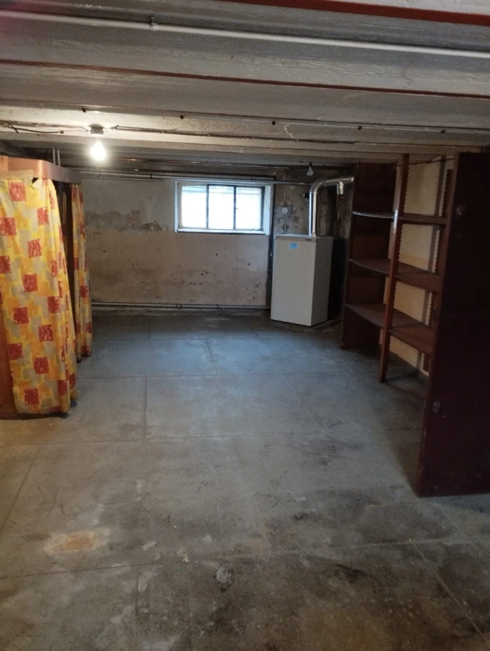 Entreprise de débarras à Conflans-Sainte-Honorine (78) spécialisée en débarras maison, débarras appartement, vide maison et enlèvement d’encombrants pour tout type de logement encombré, cave, grenier, garage, box ou jardin, avec évacuation de meubles, électroménager, déchets, objets divers, bibelots, livres et vêtements, intervention après succession, héritage, déménagement ou vente immobilière, avec tri, recyclage et valorisation.