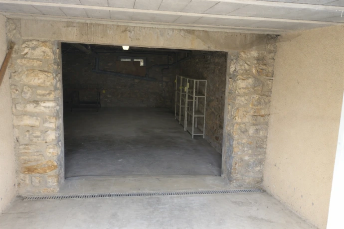 Nous réalisons le débarras de garage et box en Île-de-France pour tous types de besoins : enlèvement de meubles, outils, matériel, électroménager, objets, encombrants et déchets, ainsi que le vidage complet de garage, box ou espace de stockage, notamment dans le cadre d’une succession, d’un déménagement, d’une vente ou d’un désencombrement, dans toutes les villes des départements 75, 77, 78, 91, 92, 93, 94 et 95. Devis gratuit et débarras possible GRATUIT.