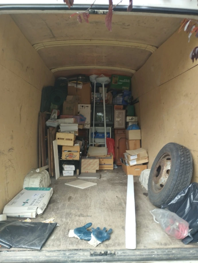 Débarras de maison en Île-de-France : enlèvement de meubles (canapé, armoire, lit), électroménager (frigo, machine à laver), objets, encombrants, cave, garage, grenier. Intervention pour succession, déménagement ou vente dans toutes les villes (75, 77, 78, 91, 92, 93, 94, 95). Devis gratuit. Débarras possible GRATUIT