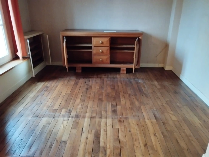 Entreprise de débarras en Seine-Saint-Denis (93), nous intervenons rapidement, en urgence et avec devis gratuit pour tous vos besoins de débarras, vide maison et vide appartement à Saint-Denis, Montreuil, Aubervilliers, Aulnay-sous-Bois, Drancy, Bobigny, Noisy-le-Grand, Pantin, Bondy, Épinay-sur-Seine, Le Blanc-Mesnil, Sevran, Rosny-sous-Bois, Villemomble, Livry-Gargan, Le Raincy, Les Lilas, Bagnolet, La Courneuve, Pierrefitte-sur-Seine et dans toutes les communes du département. Nous réalisons le débarras de maison, appartement, cave, grenier, garage, box, jardin et locaux professionnels (bureaux, commerces, entrepôts, restaurants). Intervention pour succession, déménagement, vente immobilière, départ en maison de retraite, logement insalubre ou désencombrement. Nous débarrassons meubles, électroménager, encombrants, cartons, vêtements et objets divers avec un service rapide, efficace et professionnel. DEVIS GRATUIT et débarras GRATUIT possible.