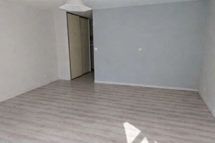 Entreprise de débarras à Paris (75), GRAND VIDE intervient pour tout débarras appartement, débarras cave, débarras grenier, débarras garage, débarras bureaux, débarras commerces et enlèvement d’encombrants dans les principaux quartiers parisiens : Le Marais, Saint-Germain-des-Prés, Quartier Latin, Montparnasse, Montmartre, Belleville, Bastille, République, Opéra, Champs-Élysées, La Défense (proche), Batignolles, Nation, Bercy, avec un service rapide, discret et adapté aux contraintes urbaines (copropriétés, accès difficiles, étages sans ascenseur), pour particuliers et professionnels. Spécialiste du débarras succession, débarras après décès, débarras syndrome de Diogène, débarras logement insalubre, débarras après sinistre, débarras archives et débarras locaux professionnels à Paris 75, nous proposons une prestation complète incluant tri sélectif, recyclage, valorisation, rachat de meubles et objets, dons aux associations, nettoyage après débarras et remise en état, avec devis gratuit, intervention urgente sous 24/48h et possibilité de débarras gratuit ou indemnisé selon la valeur récupérable.