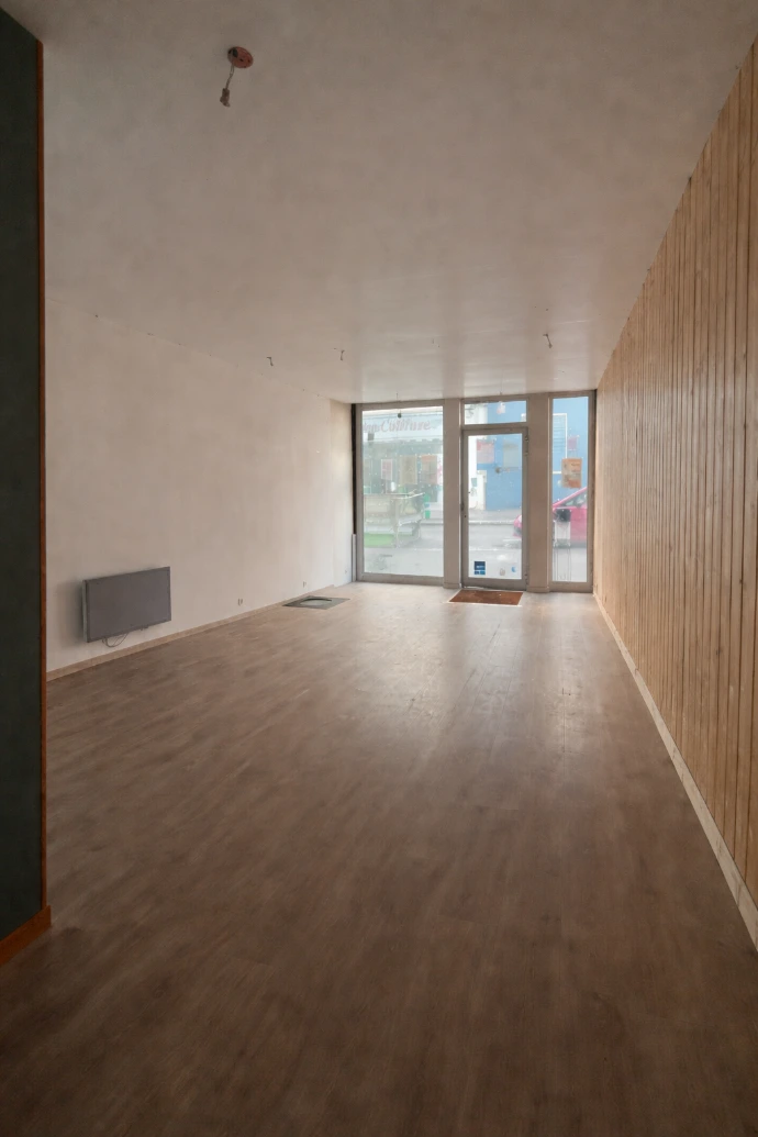 Débarras de locaux professionnels en Île-de-France pour tous types d’activités et de situations : nous réalisons le débarras complet ou partiel de bureaux, commerces, magasins, entrepôts, locaux commerciaux, open space, espaces de coworking, cabinets, restaurants, hôtels, boutiques, ateliers, garages professionnels, avec enlèvement de mobilier professionnel (bureaux, chaises, armoires, étagères, comptoirs, présentoirs), matériel (informatique, imprimantes, serveurs, matériel professionnel), électroménager (frigo, congélateur, équipements de cuisine), archives, cartons, documents, déchets et encombrants, ainsi que tous types d’objets divers, nous intervenons pour vider locaux, bureaux, commerces et espaces professionnels, dans toutes les situations : débarras suite à cessation d’activité, liquidation, déménagement d’entreprise, changement de locaux, travaux, rénovation, désencombrement, débarras urgent, avec intervention dans toutes les villes d’Île-de-France : Paris (75) avec tous les arrondissements du 1er au 20e, Yvelines (78) Versailles, Saint-Germain-en-Laye, Mantes-la-Jolie, Poissy, Conflans-Sainte-Honorine, Sartrouville, Houilles, Chatou, Rambouillet, Trappes, Montigny-le-Bretonneux, Élancourt, Guyancourt, Maurepas, Plaisir, Les Mureaux, Achères, Andrésy, Verneuil-sur-Seine, Vélizy-Villacoublay, Montesson, Croissy-sur-Seine, Le Vésinet, Marly-le-Roi, Saint-Cyr-l’École, Bois-d’Arcy, Fontenay-le-Fleury, Les Clayes-sous-Bois, Essonne (91) Évry, Corbeil-Essonnes, Massy, Palaiseau, Savigny-sur-Orge, Sainte-Geneviève-des-Bois, Athis-Mons, Viry-Châtillon, Draveil, Brunoy, Yerres, Montgeron, Étampes, Arpajon, Dourdan, Longjumeau, Ris-Orangis, Les Ulis, Gif-sur-Yvette, Orsay, Hauts-de-Seine (92) Boulogne-Billancourt, Nanterre, Courbevoie, Colombes, Asnières-sur-Seine, Rueil-Malmaison, Levallois-Perret, Issy-les-Moulineaux, Neuilly-sur-Seine, Clamart, Meudon, Suresnes, Puteaux, Châtillon, Montrouge, Malakoff, Bagneux, Gennevilliers, Villeneuve-la-Garenne, Seine-Saint-Denis (93) Saint-Denis, Montreuil, Aubervilliers, Aulnay-sous-Bois, Drancy, Noisy-le-Grand, Pantin, Bondy, Le Blanc-Mesnil, Bobigny, Rosny-sous-Bois, Sevran, Livry-Gargan, Épinay-sur-Seine, Pierrefitte-sur-Seine, Villetaneuse, Val-de-Marne (94) Créteil, Vitry-sur-Seine, Ivry-sur-Seine, Champigny-sur-Marne, Saint-Maur-des-Fossés, Maisons-Alfort, Fontenay-sous-Bois, Vincennes, Nogent-sur-Marne, Alfortville, Choisy-le-Roi, Le Perreux-sur-Marne, Thiais, Orly, Fresnes, Villeneuve-Saint-Georges, Val-d’Oise (95) Cergy, Pontoise, Argenteuil, Sarcelles, Garges-lès-Gonesse, Franconville, Ermont, Taverny, Herblay, Bezons, Montmorency, Deuil-la-Barre, Soisy-sous-Montmorency, Eaubonne, Domont, Saint-Gratien, Seine-et-Marne (77) Meaux, Chelles, Melun, Pontault-Combault, Savigny-le-Temple, Villeparisis, Champs-sur-Marne, Torcy, Ozoir-la-Ferrière, Combs-la-Ville, Dammarie-les-Lys, Lagny-sur-Marne, Fontainebleau, Nemours, Montereau-Fault-Yonne, pour tous vos besoins de débarras locaux professionnels, débarras bureaux, débarras commerce et enlèvement encombrants en Île-de-France avec devis gratuit. Débarras possible GRATUIT.