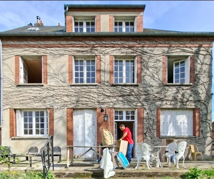 Nous intervenons rapidement pour vider maison, appartement, cave ou local professionnel à Argenteuil, Cergy, Pontoise, Sarcelles, Franconville, Ermont, Bezons, Taverny, Herblay-sur-Seine, Goussainville, Sannois, Montmorency, Domont, Osny, Éragny ainsi que dans toutes les villes du département. Nous proposons des services de vide maison et vide appartement adaptés à une succession, un déménagement, une vente immobilière, un logement insalubre ou un besoin de désencombrement. Débarras gratuit possible en fonction des biens récupérables. Nous assurons l’enlèvement des meubles, encombrants, électroménagers, cartons et déchets. Intervention rapide, entreprise fiable et devis gratuit.