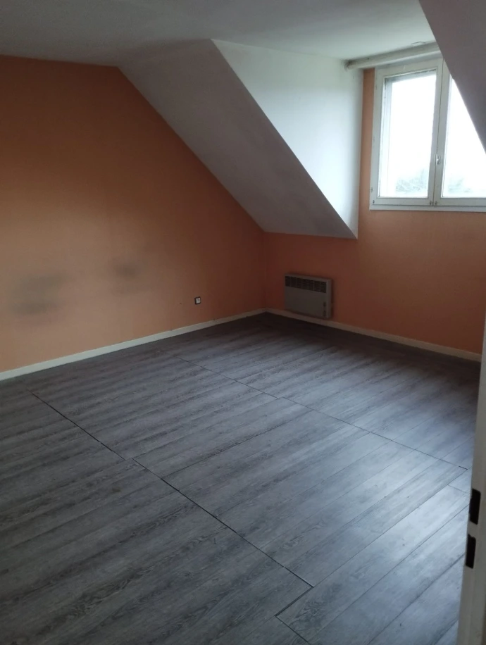 Débarras d’appartement en Île-de-France pour tous types d’objets et de situations : nous réalisons le débarras complet ou partiel d’appartement avec enlèvement de meubles volumineux et encombrants (canapé, canapé d’angle, lit, sommier, matelas, armoire, dressing, penderie, commode, buffet, vaisselier, bibliothèque, meuble TV, bureau, table, table basse, chaises, fauteuils, enfilade, bahut, mobilier ancien, mobilier massif, meubles lourds), électroménager (frigo, réfrigérateur, congélateur, machine à laver, lave-linge, sèche-linge, lave-vaisselle, four, micro-ondes, plaques de cuisson, hotte) ainsi que tous types d’objets et encombrants (vaisselle, bibelots, livres, vêtements, cartons, archives, papiers, objets divers, déchets), nous intervenons pour vider appartement complet ainsi que ses annexes : cave, garage, box, grenier, débarras, dans toutes les situations : débarras succession, débarras après décès, débarras héritage, départ en maison de retraite, débarras avant ou après vente immobilière, débarras avant ou après déménagement, désencombrement, logement insalubre, syndrome de Diogène, débarras urgent, vide appartement rapide, avec intervention dans toutes les villes d’Île-de-France : Paris (75) avec tous les arrondissements du 1er au 20e, Yvelines (78) Versailles, Saint-Germain-en-Laye, Mantes-la-Jolie, Poissy, Conflans-Sainte-Honorine, Sartrouville, Houilles, Chatou, Rambouillet, Trappes, Montigny-le-Bretonneux, Élancourt, Guyancourt, Maurepas, Plaisir, Les Mureaux, Achères, Andrésy, Verneuil-sur-Seine, Vélizy-Villacoublay, Montesson, Croissy-sur-Seine, Le Vésinet, Marly-le-Roi, Saint-Cyr-l’École, Bois-d’Arcy, Fontenay-le-Fleury, Les Clayes-sous-Bois, Essonne (91) Évry, Corbeil-Essonnes, Massy, Palaiseau, Savigny-sur-Orge, Sainte-Geneviève-des-Bois, Athis-Mons, Viry-Châtillon, Draveil, Brunoy, Yerres, Montgeron, Étampes, Arpajon, Dourdan, Longjumeau, Ris-Orangis, Les Ulis, Gif-sur-Yvette, Orsay, Hauts-de-Seine (92) Boulogne-Billancourt, Nanterre, Courbevoie, Colombes, Asnières-sur-Seine, Rueil-Malmaison, Levallois-Perret, Issy-les-Moulineaux, Neuilly-sur-Seine, Clamart, Meudon, Suresnes, Puteaux, Châtillon, Montrouge, Malakoff, Bagneux, Gennevilliers, Villeneuve-la-Garenne, Seine-Saint-Denis (93) Saint-Denis, Montreuil, Aubervilliers, Aulnay-sous-Bois, Drancy, Noisy-le-Grand, Pantin, Bondy, Le Blanc-Mesnil, Bobigny, Rosny-sous-Bois, Sevran, Livry-Gargan, Épinay-sur-Seine, Pierrefitte-sur-Seine, Villetaneuse, Val-de-Marne (94) Créteil, Vitry-sur-Seine, Ivry-sur-Seine, Champigny-sur-Marne, Saint-Maur-des-Fossés, Maisons-Alfort, Fontenay-sous-Bois, Vincennes, Nogent-sur-Marne, Alfortville, Choisy-le-Roi, Le Perreux-sur-Marne, Thiais, Orly, Fresnes, Villeneuve-Saint-Georges, Val-d’Oise (95) Cergy, Pontoise, Argenteuil, Sarcelles, Garges-lès-Gonesse, Franconville, Ermont, Taverny, Herblay, Bezons, Montmorency, Deuil-la-Barre, Soisy-sous-Montmorency, Eaubonne, Domont, Saint-Gratien, Seine-et-Marne (77) Meaux, Chelles, Melun, Pontault-Combault, Savigny-le-Temple, Villeparisis, Champs-sur-Marne, Torcy, Ozoir-la-Ferrière, Combs-la-Ville, Dammarie-les-Lys, Lagny-sur-Marne, Fontainebleau, Nemours, Montereau-Fault-Yonne, pour tous vos besoins de débarras appartement, vide appartement et enlèvement meubles et encombrants en Île-de-France avec devis gratuit. Débarras possible GRATUIT.