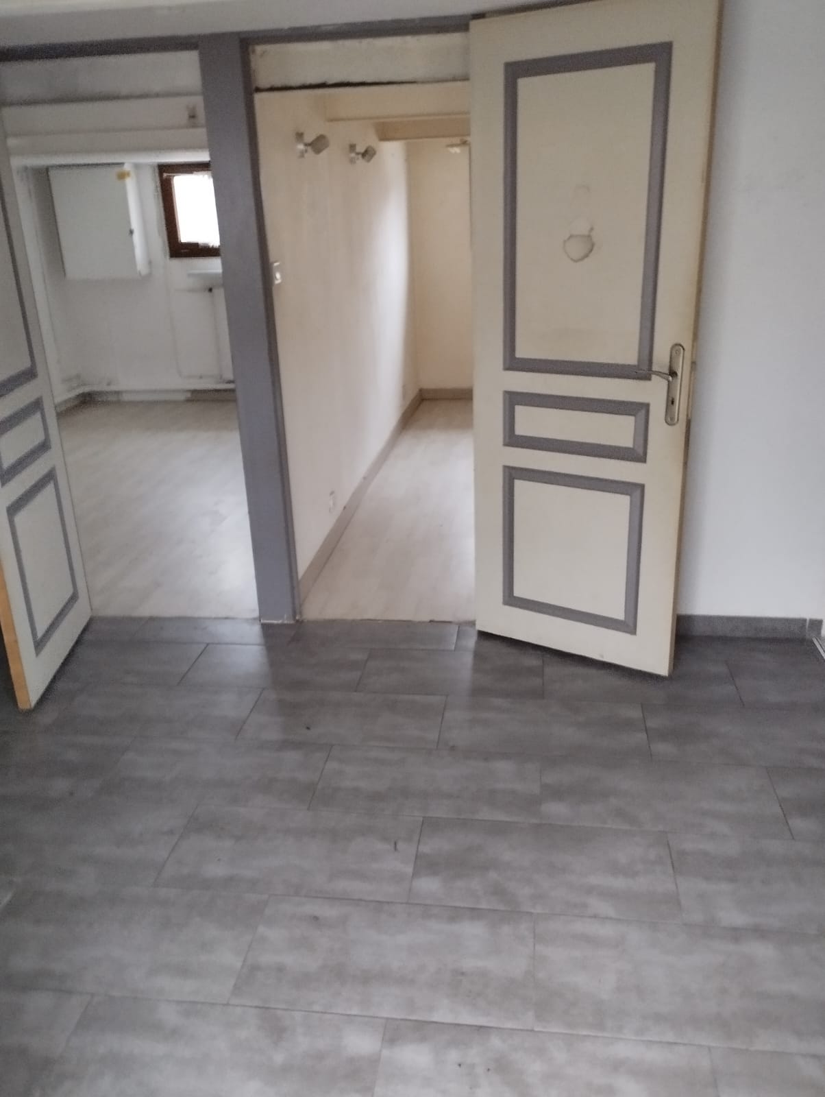 Nous réalisons le débarras d’appartement en Île-de-France pour tous types de besoins : enlèvement de meubles (canapé, lit, armoire, buffet, dressing, commode), électroménager (frigo, machine à laver, lave-vaisselle), objets, encombrants et déchets, ainsi que le vidage complet d’appartement et de ses annexes (cave, box, garage), notamment dans le cadre d’une succession, d’un déménagement, d’une vente immobilière, d’un débarras urgent ou d’un logement insalubre, dans toutes les villes des départements 75, 77, 78, 91, 92, 93, 94 et 95. Devis gratuit et débarras possible GRATUIT.