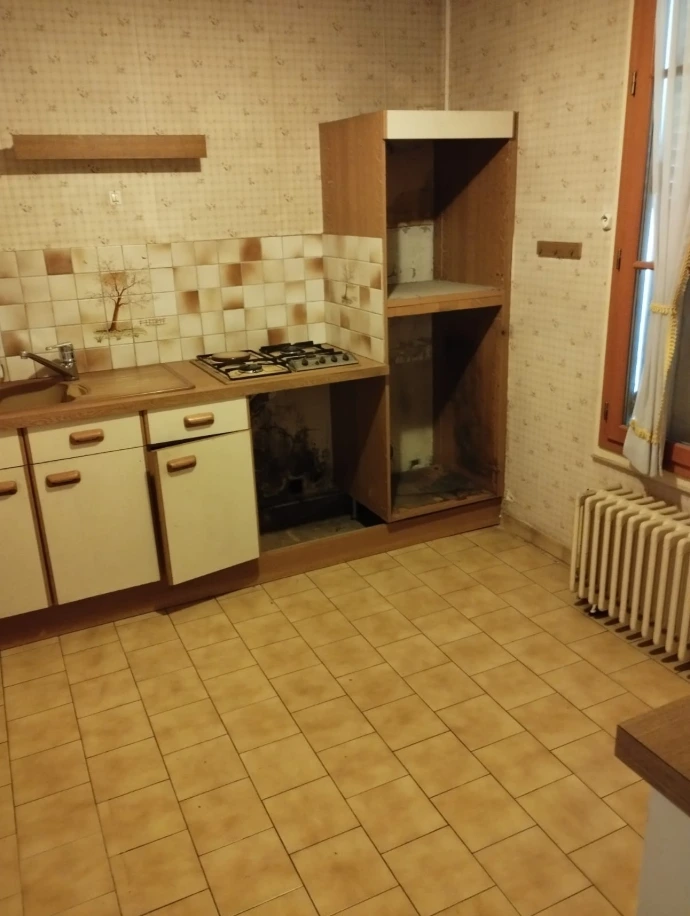 Entreprise de débarras à Magny-en-Vexin, GRAND VIDE intervient pour tout débarras maison, débarras appartement, débarras cave, débarras grenier ainsi que l’enlèvement d’encombrants dans tout le secteur du Vexin et du Val-d’Oise (95) : Magny-en-Vexin, Marines, Vigny, Chaumont-en-Vexin, Gisors, Bray-et-Lû, Saint-Gervais, Genainville, Hodent, Omerville et les communes alentours. Spécialiste du débarras succession, débarras Diogène et débarras de logements insalubres, nous proposons un service complet avec tri, recyclage, dons et valorisation des objets. Intervention rapide, discrète et professionnelle, avec possibilité de débarras gratuit ou à prix réduit selon la récupération.