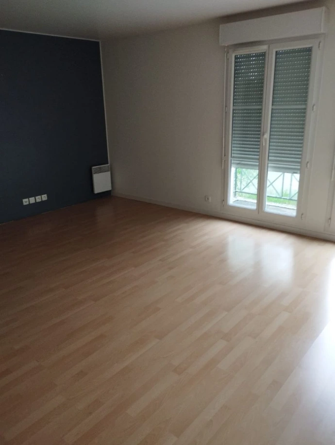 Débarras de maison et appartement encombrés à Conflans-Sainte-Honorine – intervention efficace pour logement chargé, plein ou insalubre, tri des objets et évacuation des déchets dans tout le secteur, solution idéale pour éviter les allers-retours en déchetterie et gagner du temps.