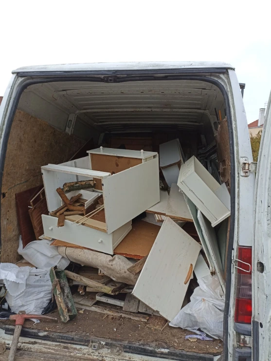 Débarras de logements insalubres et syndrome de Diogène à Sèvres, Chaville, Meudon, Ville-d'Avray et Saint-Cloud. Intervention spécialisée pour appartements et maisons très encombrés avec enlèvement de déchets, meubles détériorés, électroménagers hors service, nettoyage préalable au réaménagement ou à la vente du bien immobilier.