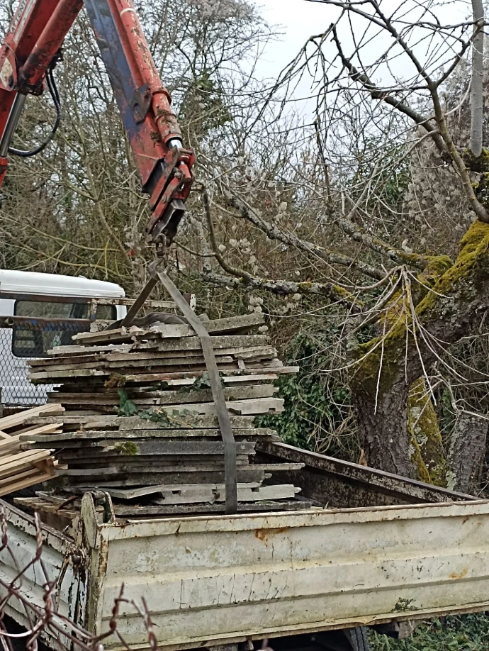 Entreprise de débarras à Nesles-la-Vallée spécialisée en débarras maison et appartement encombrés, vide maison, enlèvement d’encombrants et débarras de logement insalubre ou très chargé, tri des objets, recyclage et évacuation des déchets avec intervention rapide et devis gratuit dans tout le Val-d’Oise (95). Intervention pour succession, déménagement, libération d’espace, vidage complet avec enlèvement de meubles, électroménager, livres, vêtements, bibelots et objets divers à Nesles-la-Vallée et villes voisines.