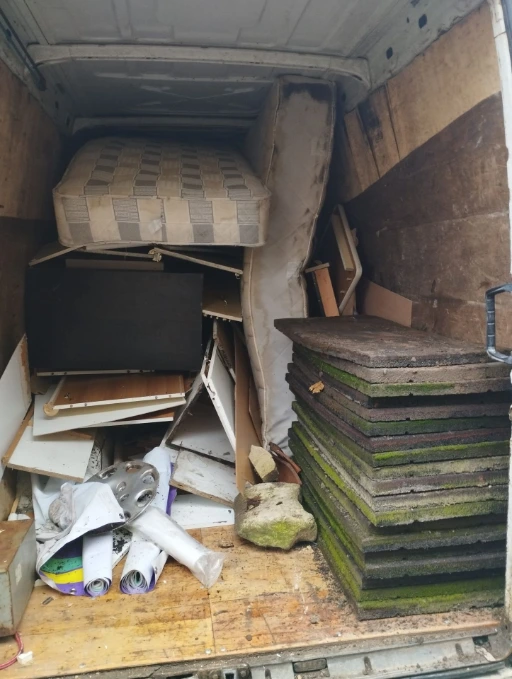 Devis gratuit de débarras en Seine-Saint-Denis (93). Service de débarras maison, débarras appartement, vide maison et enlèvement d’encombrants dans tout le secteur : Saint-Denis, Montreuil, Aulnay-sous-Bois, Drancy, Noisy-le-Grand, Pantin, Bondy et alentours, avec tri, recyclage et valorisation des objets, débarras gratuit possible selon récupération.