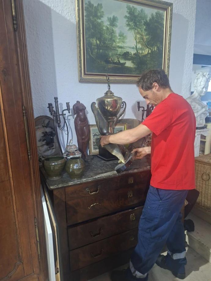 GRAND VIDE propose un débarras gratuit à Paris 20e lorsque les objets présents dans l’appartement sont valorisables. Nous récupérons meubles anciens, tableaux, luminaires, antiquités, objets vintage et décoration ancienne dans les quartiers Belleville, Gambetta, Jourdain et Ménilmontant. Cette valorisation permet souvent un débarras gratuit ou une forte réduction du coût d’intervention.