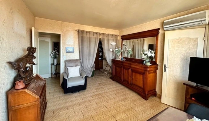 Notre entreprise de débarras succession à Paris 20e accompagne les familles et héritiers après un décès. Nous intervenons dans les appartements anciens de Belleville, Gambetta, Ménilmontant, Père-Lachaise et Jourdain pour vider entièrement le logement avant vente ou location. GRAND VIDE réalise le tri des objets, la valorisation du mobilier ancien et le débarras complet d’appartement après succession à Paris 75020.
