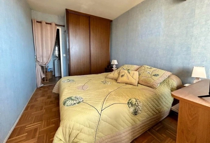 Notre entreprise de débarras succession à Paris 20e accompagne les familles et héritiers après un décès. Nous intervenons dans les appartements anciens de Belleville, Gambetta, Ménilmontant, Père-Lachaise et Jourdain pour vider entièrement le logement avant vente ou location. GRAND VIDE réalise le tri des objets, la valorisation du mobilier ancien et le débarras complet d’appartement après succession à Paris 75020.