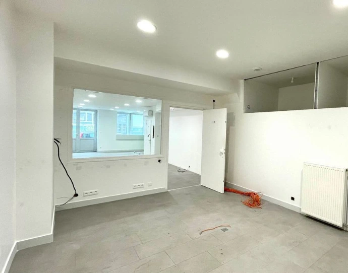 GRAND VIDE intervient pour le débarras de bureaux et commerces à Paris 20e dans les secteurs Belleville, Gambetta, Ménilmontant, Père-Lachaise, Saint-Fargeau et Porte de Montreuil. Notre entreprise de débarras professionnel Paris 20 réalise l’évacuation complète de mobilier de bureau, comptoirs, rayonnages, archives, matériel informatique, stocks, équipements professionnels et encombrants après déménagement d’entreprise, cessation d’activité, rénovation ou remise des locaux. Nous proposons un service rapide de débarras de locaux commerciaux et professionnels à Paris 20e avec tri, recyclage et valorisation du matériel récupérable.