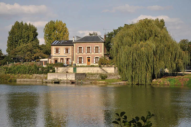 Débarras de maison et appartement encombrés à Bougival avec devis gratuit et intervention rapide pour particuliers, professionnels, agences immobilières, syndics et notaires. Débarras complet ou partiel avec enlèvement de meubles, électroménagers, bibliothèques, armoires, bureaux, archives, cartons, déchets et encombrants à Bougival, Louveciennes, La Celle-Saint-Cloud, Croissy-sur-Seine, Marly-le-Roi, Rueil-Malmaison et dans tout le département des Yvelines (78).