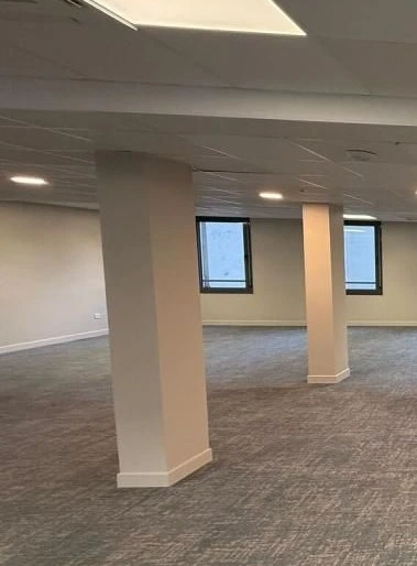Bureaux libérés de leur mobilier, avec moquette et poteaux conservés. Débarras de locaux professionnels à Créteil : bureaux, chaises, armoires, rayonnages et matériel convenus, pour un transfert, une fin de bail ou une réorganisation. GRAND VIDE intervient notamment dans les secteurs Échat, Préfecture, Palais et Montaigut. Devis gratuit sur place ou par photos et vidéos WhatsApp.